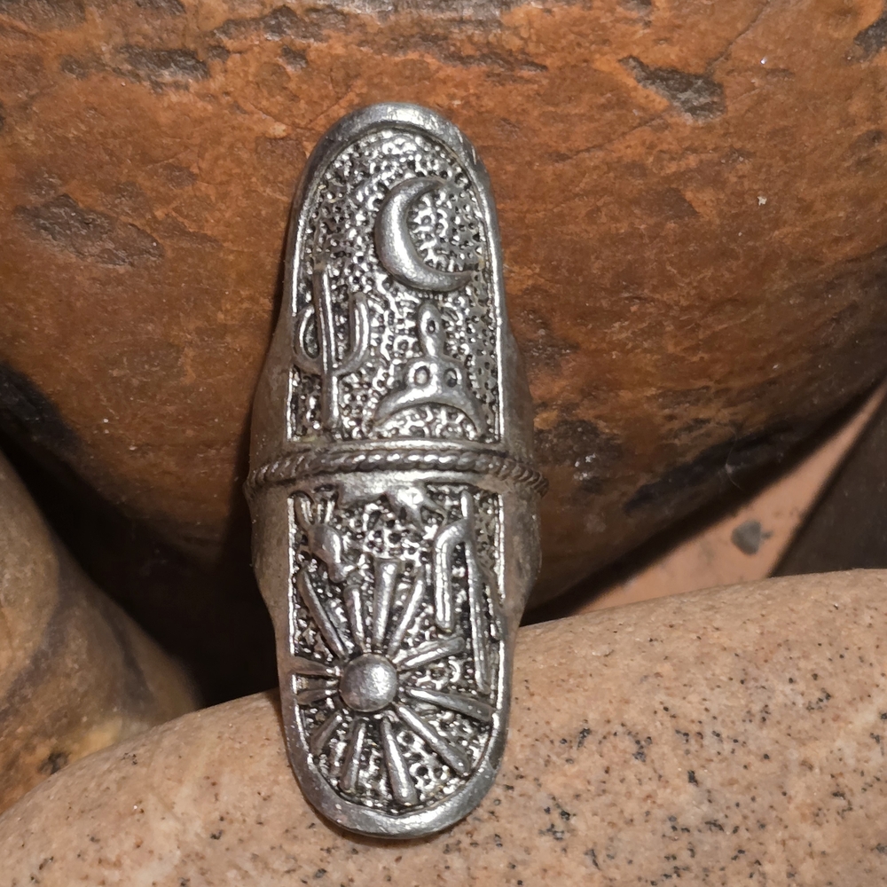 Silver Tone Oval Ring Western Desert Design Boho Fashion Jewelry Size 5.5 Unisex